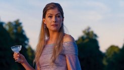 Rosamund Pike, Netflix Gerilim Dizisi “Thumblite”ın Başrolünde Oynayacak!