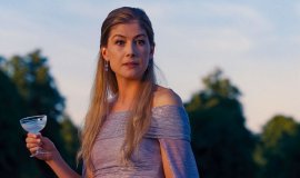 Rosamund Pike, Netflix Gerilim Dizisi “Thumblite”ın Başrolünde Oynayacak!